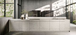 L'isola del modello Tai_O di Key Cucine ha le ante e il piano realizzati nello steso materiale, il pregiato marmo bianco in cui la raffinata venatura si trasforma in elemento tattile e decorativo. Al posto dei pensili sono presenti le colonne in Rovere Fossile che mettono inn risalto il candore della pietra. Prezzo su richiesta. https://www.keysbabo.com