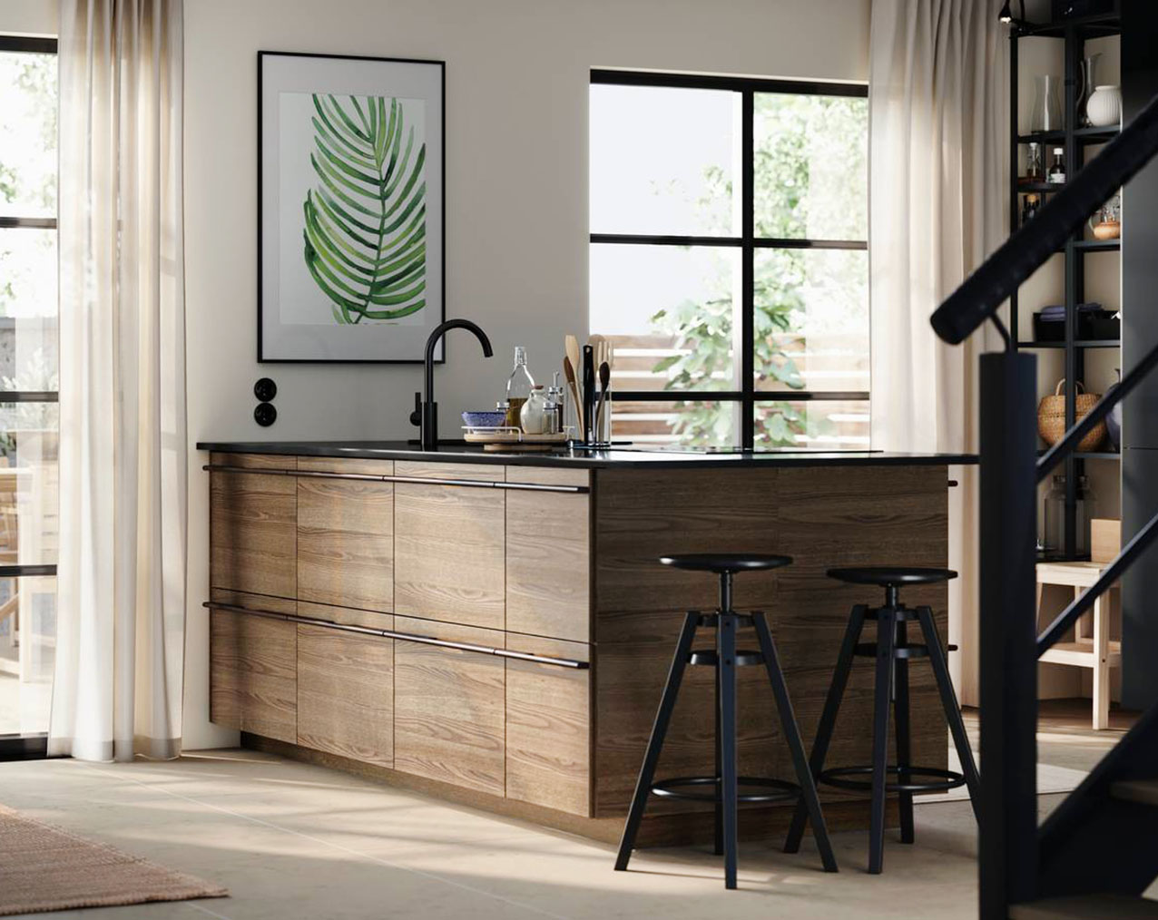 Frontali impiallacciati in frassino marrone scuro per la cucina Stensta di Ikea Italia che è composta da un'isola compatta che riunisce tutte le funzioni. L'assenza di pensili e di colonne la rende facile da ambientare nella zona giorno. La superficie decorata da intense venature si trasforma in un vero e proprio elemento decorativo. Il frontale per cassetto misura L 60 x P 40 cm, prezzo 46 euro. https://www.ikea.com