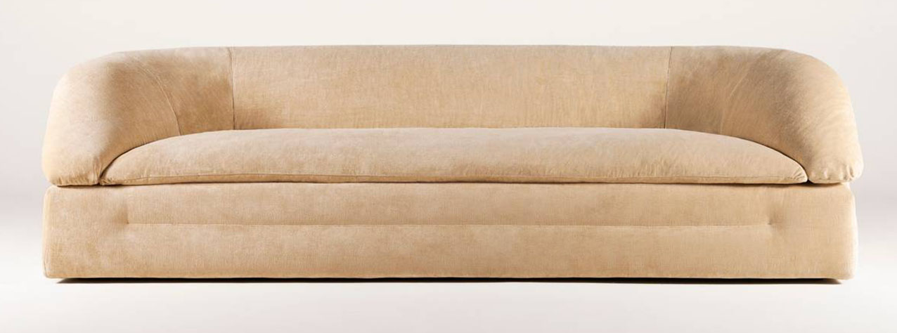 Il divano tre posti Butter di Tacchini è caratterizzato da volumi morbidi e confortevoli: ha un'imbottitura generosa che avvolge completamente la struttura e consente di sedersi, sdraiarsi, appoggiarsi o condividere lo spazio in modo naturale e informale. https://tacchini.it - Salone del mobile 2026, padiglione 24, Stand C05.