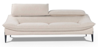 Il divano Flan di Calia Italia è elegante e leggero: i sottili piedini in metallo nero sollevano la struttura con la cuscinatura a saponetta che crea una continuità visiva tra il bracciolo inclinato  e la seduta. Il rivestimento in tessuto è valorizzato da una cucitura a pizzico. https://www.caliaitalia.com  -  Salone del mobile 2026, padiglione 01, Stand A06, B05.