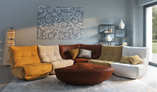 L'iconico divano Silhouette di Chateau d'Ax garantisce anche il comfort acustico grazie al rivestimento con un innovativo tessuto fonoassorbente in grado di ridurre il riverbero negli ambienti per il massimo comfort e qualità sensoriale. Il tessuto Snowsound Fiber è composto da morbide fibre di poliestere interconnesse, riciclabili e intrinsecamente ignifughe ed è progettato per interagire con l’aria e con l’ambiente circostante, modulando la propagazione del suono. https://www.chateau-dax.it - Salone del mobile 2026, Corso Italia S49.