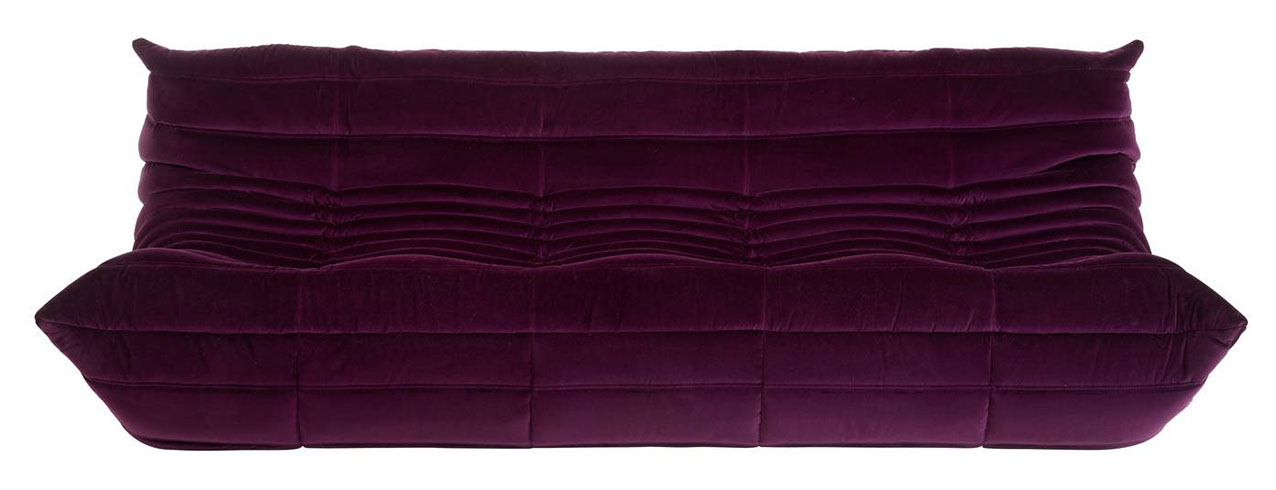 Un futuro più sostenibile con il divano Togo di Ligne Roset che integra schiume derivate da materiali riciclati post-consumo: dalla fine del 2025 infatti le schiume utilizzate per la struttura  sono prodotte parzialmente a partire da materiali riciclati post-consumo, secondo il principio del bilancio di massa, con una percentuale di materiali sostenibili pari a circa il 50%.  Inoltre, il programma (Re) offre una seconda vita ai modelli usati.che possono essere ritappezzati con cura utilizzando tessuti riciclati. https://www.ligne-roset.com - Fuorisalone, MOHD Milano – Via Turati 3, Milano.