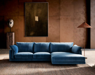 Reinterpreta l'eleganza del passato il divano componibile Charles di Valentini: i braccioli  si ispirano all'arredo d'antiquariato e i cuscini sono ampi e morbidi. Si articola in diverse configurazioni personalizzabili. https://www.valentini.it - Salone del mobile 2026, padiglione 07, Stand C01.