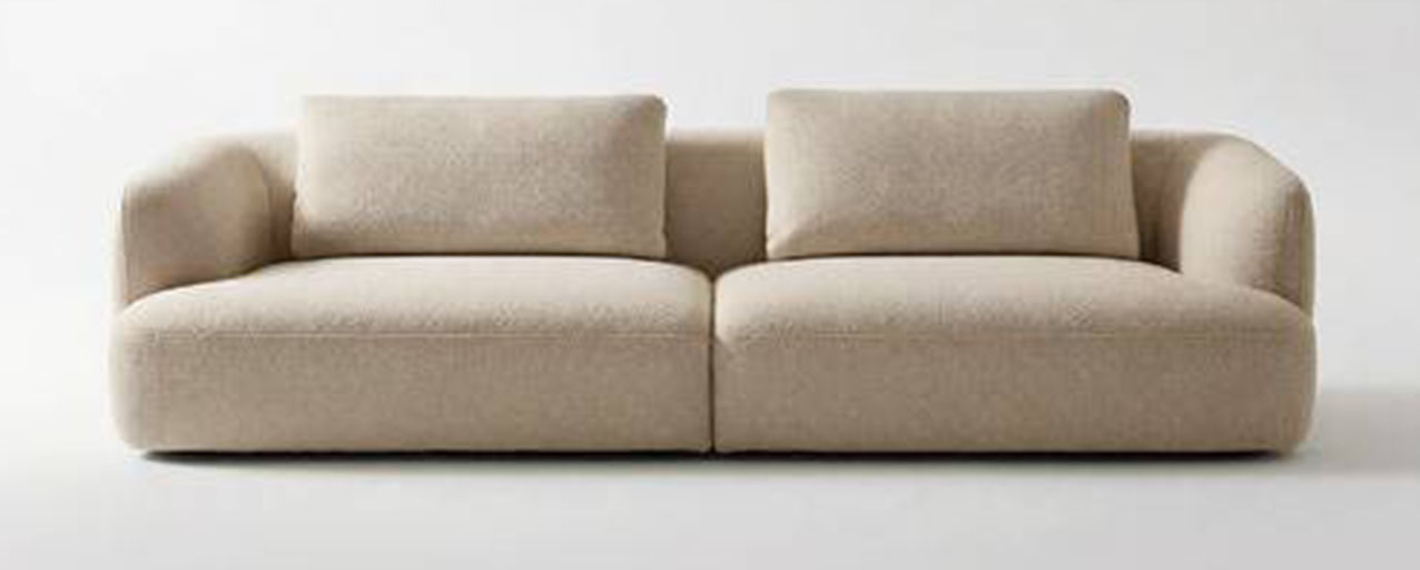 Profili arrotondati per il divano componibile Haven di Nube che ha la struttura interna realizzata in multistrato CARB con cinghie elastiche e imbottita in poliuretano espanso a densità differenziate che garantiscono una resa nel tempo. I piedini in ABS nero completano la silhouette con discrezione. https://www.nubeitalia.com - Salone del mobile 2026, padiglione 18, Stand B09.