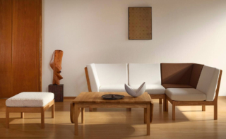 In un appartamento nel centro di Brera, Carl Hansen & Søn presenta, nella mostra “Balanced Principles – Visions of Wegner” il divano modulare CH280 con una struttura in legno a vista realizzata a mano e uno schienale leggermente curvo. È possibile collegare tra loro un numero infinito di moduli per dare vita a composizioni personalizzate. https://www.carlhansen.com - Fuorisalone, 3° piano – Via Solferino 11, Milano.