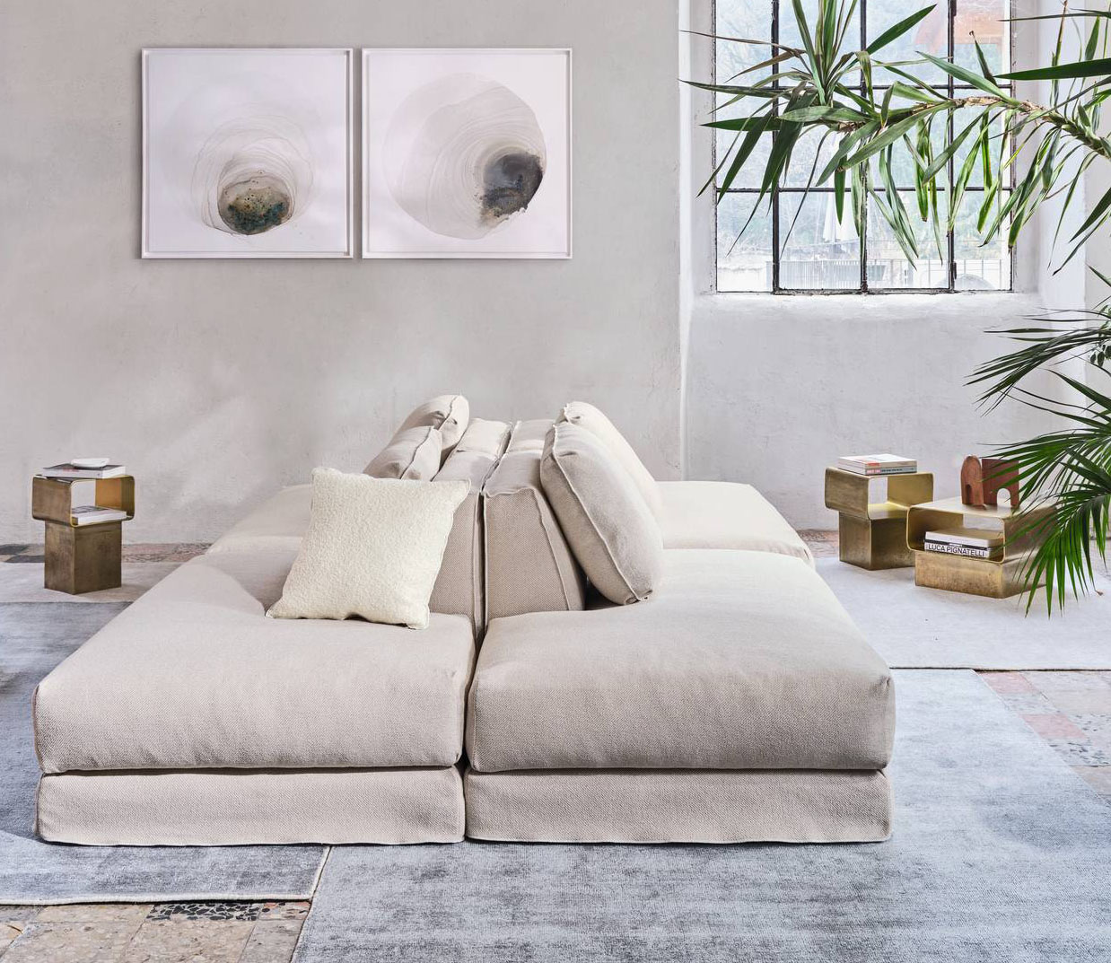 Nuove configurazioni per il divano modulare LOLL di Gervasoni che offre la massima libertà compositiva per adattarsi ad ambienti diversi. La finitura “taglia e cuci” è un dettaglio sartoriale che accompagna con naturalezza e caratterizza le linee della collezione. Il sistema, completamente sfoderabile, ha una struttura in legno massello con scocca in poliuretano espanso.   https://gervasoni1882.com/it - Salone del mobile 2026, padiglione 09, Stand A09, B10.