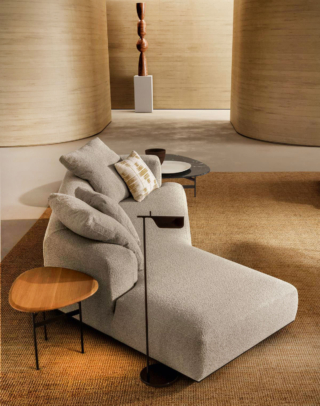 Il divano modulare Paco di Talenti Home ha una forma ampia e sinuosa ed è caratterizzato da  imbottiture generose che garantiscono il massimo comfort nell'utilizzo quotidiano. https://www.talentispa.com - Salone del mobile 2026, padiglione 22, Stand A31, A35.