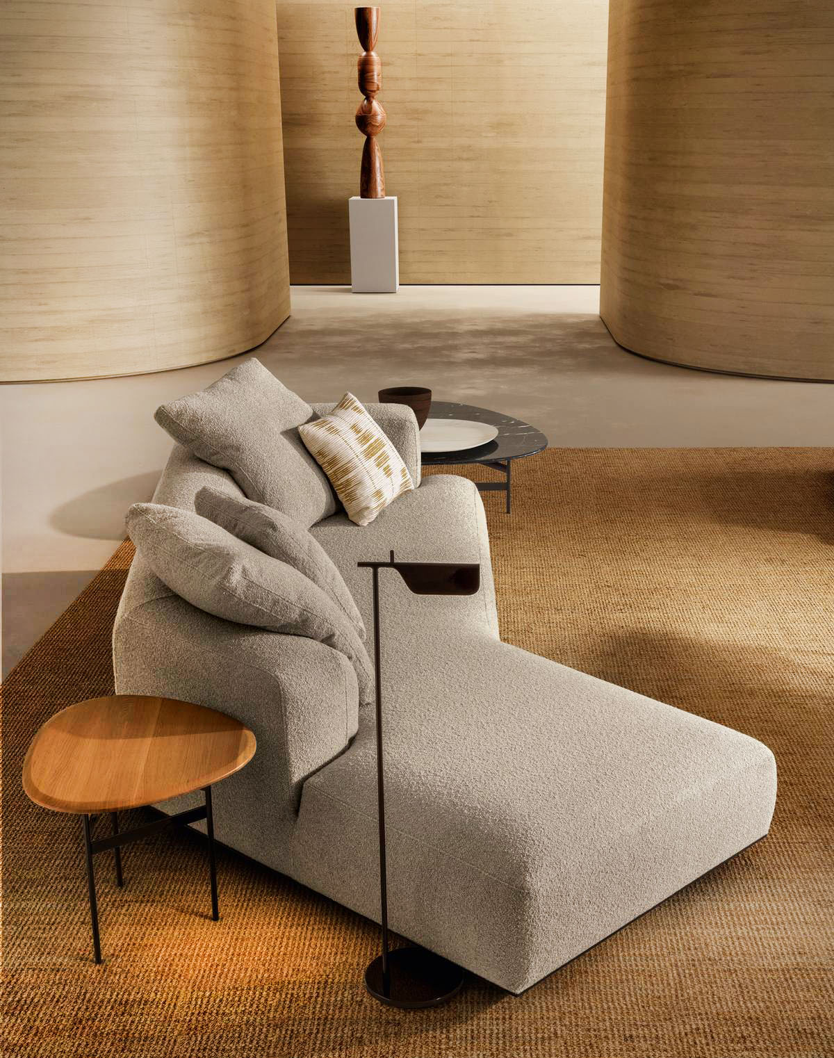 Il divano modulare Paco di Talenti Home ha una forma ampia e sinuosa ed è caratterizzato da  imbottiture generose che garantiscono il massimo comfort nell'utilizzo quotidiano. https://www.talentispa.com - Salone del mobile 2026, padiglione 22, Stand A31, A35.