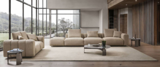 Fa parte della collezione State of Motion di Busnelli, che verrà presentata durante la Milano Design Week in un hub progettuale al settimo piano, il divano modulare Ribbon caratterizzato da una trapuntatura regolare che attraversa tutta la superficie. La possibilità di accostare  sempre nuovi elementi gli permette di espandersi e di dare vita a molteplici configurazioni. https://busnelli.com - Fuorisalone, 7° piano – Corso Europa 22, Milano.