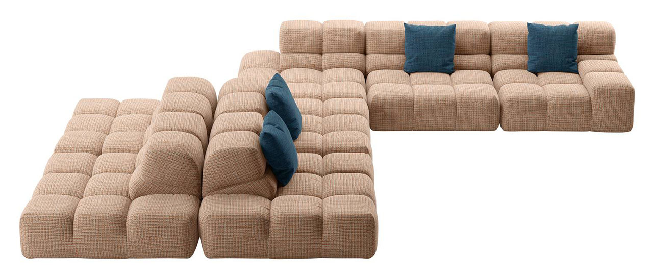 Il divano Tufty-Time 20 Outdoor di B&B Italia è componibile grazie ai 10 moduli disponibili tra cui un elemento curvo. La struttura è stata realizzata per resistere all'ambiente esterno ed è disassemblabile al 100% per poter riutilizzare i materiali a fine ciclo di vita. É imbottito in poliuretano e rivestito in tessuto outdoor fissato con tiranti e velcri. https://shop.bebitalia.com - Salone del mobile 2026, padiglione 09, Stand E03, E11, F02, F06.