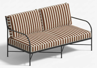 Un telaio sottile, realizzato in ferro, per il divano outdoor due posti Igea di Unopiù che si ispira al tema del giardino italiano. https://www.unopiu.com - Salone del mobile 2026, padiglione 24, Stand D32.