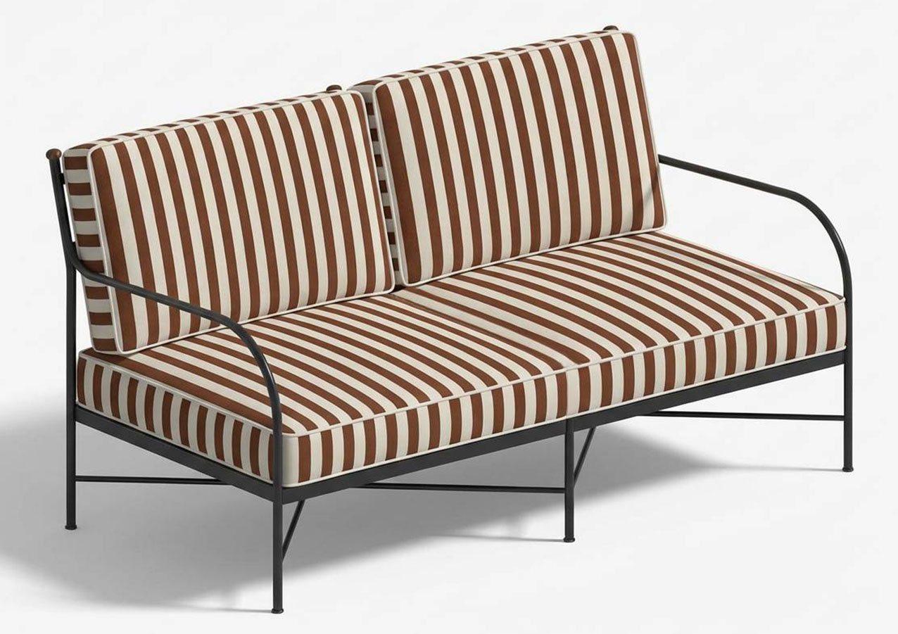 Un telaio sottile, realizzato in ferro, per il divano outdoor due posti Igea di Unopiù che si ispira al tema del giardino italiano. https://www.unopiu.com - Salone del mobile 2026, padiglione 24, Stand D32.