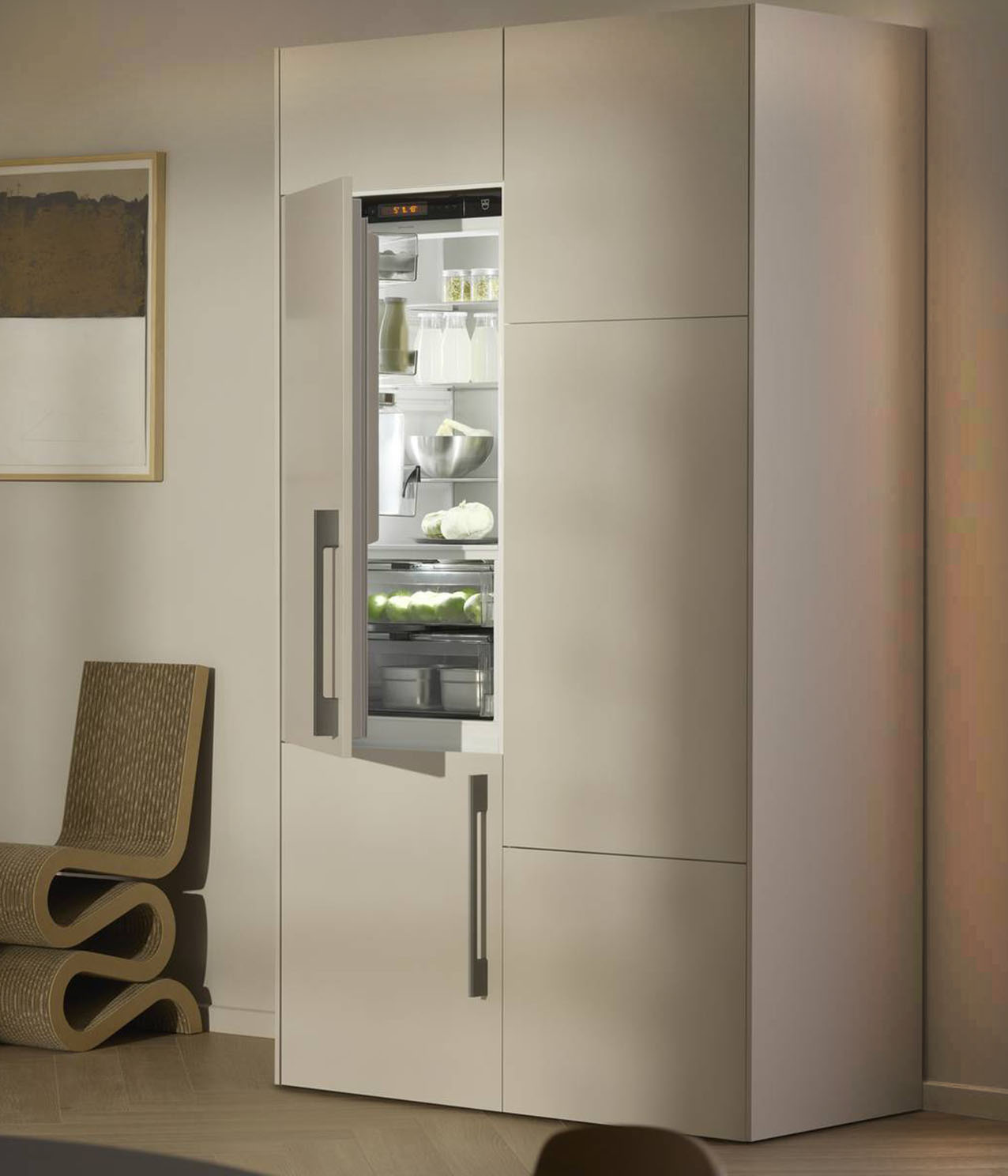 Emette una rumorosità di 35 decibel il frigorifero Combicooler V4000 di V-Zug. Ha porta con chiusura ammortizzata SoftClosePlus e sistema che rallenta delicatamente e silenziosamente la chiusura dei cassetti. In classe C di efficienza energetica e classe B di emissione sonora, ha capacità totale di 269 litri. In caso di necessità, la funzione MonoFridge permette di trasformare l’apparecchio con vano frigorifero/vano congelatore in due vani frigorifero. L’interno ha finiture in acciaio inox e rivestimento interno antibatterico e illuminazione a led a risparmio energetico. Misura L 55 x 54,5 x H 178 cm. Prezzo 4.270 euro. www.vzug.com