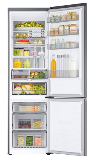 Il compressore Digital Inverter™ nel frigorifero combinato Bespoke AI RB38C7AGWS9/EF di Samsung regola automaticamente la propria velocità in base all’effettiva necessità di raffreddamento, rendendo l’apparecchio molto silenzioso: in classe di emissione sonora A, emette solo 29 dB di rumorosità. Total No Frost, è extra large con capacità del frigo di 273 litri e del freezer di 114 litri. L’isolante a elevata efficienza della tecnologia SpaceMax™ consente di ridurre notevolmente lo spessore delle pareti, creando più spazio per la conservazione degli alimenti. Misura L 59,5 x 66 x H 203 cm. Prezzo da rivenditore. www.samsung.com