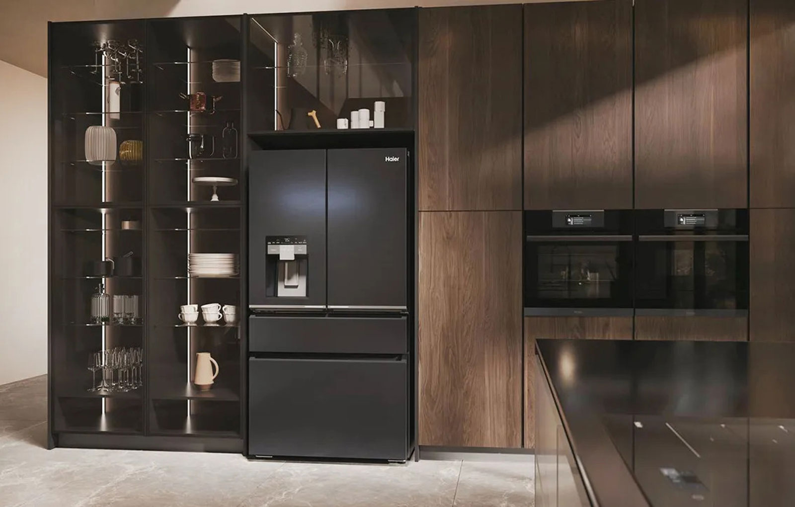 Il frigorifero French Door FD 90 Serie 7 PRO HFW7918EIMB di Haier garantisce la perfetta conservazione degli alimenti grazie a zone specializzate in grado di gestire la temperatura e/o l'umidità e grazie alla tecnologia ABT Pro che previene la formazione del 99,9% dei batteri che possono formarsi sia nel vano frigo che in quello congelatore. Inoltre, l'app hOn, l'Intelligenza Artificiale e la connettività wifi, permettono un controllo facile e immediato. Total No Frost, in classe E, ha classe di rumorosità B con un’emissione di 35 decibel. Misura L 91 x P 75 x H 177,5 cm. Prezzo 3.799 euro. www.haier-europe.com Il frigorifero French Door FD 90 Serie 7 PRO HFW7918EIMB di Haier garantisce la perfetta conservazione degli alimenti grazie a zone specializzate in grado di gestire la temperatura e/o l'umidità e grazie alla tecnologia ABT Pro che previene la formazione del 99,9% dei batteri che possono formarsi sia nel vano frigo che in quello congelatore. Inoltre, l'app hOn, l'Intelligenza Artificiale e la connettività wifi, permettono un controllo facile e immediato. Total No Frost, in classe E, ha classe di rumorosità B con un’emissione di 35 decibel. Misura L 91 x P 75 x H 177,5 cm. Prezzo 3.799 euro. www.haier-europe.com