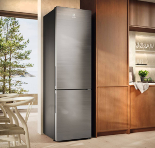 Il frigocongelatore Serie 700 LNT7MC36X di Electrolux emette 34 dB. È dotato di tecnologia TwinTech® Total No Frost: grazie al doppio sistema di raffreddamento, l’apparecchio mantiene un livello di umidità ottimale senza ricorrere all’aria secca del congelatore. La tecnologia di ventilazione MultiFlow permette invece una circolazione uniforme dell'aria fredda e assicura una temperatura stabile in ogni angolo. È attrezzato con cassetto ExtraChill per conservare salumi e formaggi più a lungo, e cassetto GreenZone+ per preservare la freschezza di frutta e verdura, eliminando l'umidità in eccesso. Misura L 59,5 x P 66 x H 202 cm. Prezzo 1.299,99 euro. www.electrolux.it