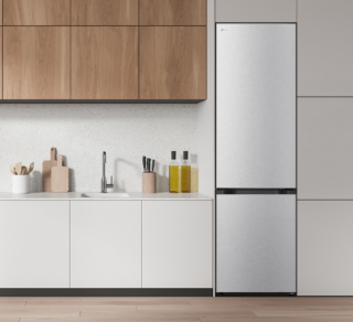L’apertura a filo muro del frigorifero Fit&Max di Lg permette una facile installazione anche vicino alle pareti, senza problemi di urti o ingombri nel momento dell’apertura. Silenzioso 29 dB, è in classe di rumorosità A, grazie al compressore Inverter che invece di accendersi e spegnersi a intervalli fissi, modula la propria velocità in modo continuo, adattandosi alle reali esigenze di raffreddamento. Funziona con AI che impara dalle abitudini di utilizzo per garantire freschezza ottimale degli alimenti e consumi intelligenti. Ha capacità totale di 375 litri. Misura L 60 x P 67 x H 203 cm. Prezzo 999 euro. www.lg.com