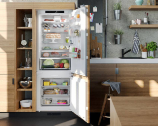 Capiente 382 litri, il frigorifero combinato da incasso N 70 KB7966DD0 di Neff grazie alla funzione Spazio Extra offre flessibilità per posizionare cibi ingombranti come un'anguria o contenitori di grandi dimensioni, senza dover risistemare tutto continuamente. Ha un’emissione sonora di 33 decibel ed è dotato di cassetto Fresh Safe 1  che crea le condizioni di conservazioni ideali per frutta e verdura, carne e pesce. La luce a led illumina tutti gli ingredienti in ogni cassetto e se il frigorifero è connesso con Home Connect, è possibile anche regolare l'intensità della luce. Misura L 71 x P 55 x H 193,5 cm. Prezzo da rivenditore. www.neff-home.com/it