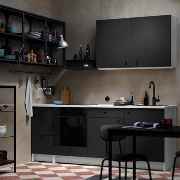 La cucina KNOXHULT in grigio scuro è una soluzione pratica e funzionale. Il mobile base con ante e cassetto offre spazio organizzato ed è predisposto per piano cottura, forno e miscelatore. Il contrasto con il piano effetto marmo bianco dona un tocco moderno ed equilibrato all’ambiente.