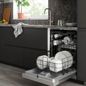 Lavastoviglie integrata SÖDERBODA di Ikea è pensata per offrire prestazioni efficienti e flessibilità d’uso, riducendo consumi di acqua ed energia rispetto al lavaggio a mano. Parte del livello IKEA 500, è coperta da 5 anni di garanzia (costa 499 euro)