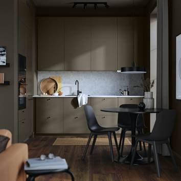 La cucina METOD con ante HAVSTORP marrone scuro/beige propone uno stile sobrio e contemporaneo, caratterizzato da superfici lisce e linee regolari. Una soluzione equilibrata, pensata per durare e adattarsi con naturalezza alla vita quotidiana.