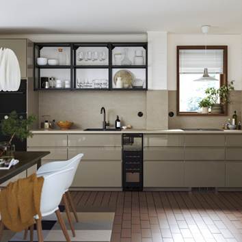 L’anta VOXTORP in grigio tortora scuro lucido unisce estetica contemporanea e praticità. La superficie brillante valorizza il colore con eleganza, mentre la maniglia integrata mantiene un design pulito e lineare. Facile da pulire, è pensata per una cucina ordinata e raffinata.