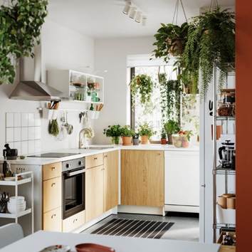 La cucina KNOXHULT effetto rovere crea un ambiente luminoso e accogliente, grazie alle ante ispirate al legno naturale abbinate al piano di lavoro effetto marmo bianco. Le soluzioni organizzative mantengono i piani sempre liberi, valorizzando un design pratico ed equilibrato.
