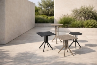 La collezione di tavoli Juniper Poliweave (design by Forsix) coniuga solidità e design contemporaneo. Realizzata in tecnopolimero e disponibile in diverse cromie, offre resistenza e versatilità per ambienti indoor e outdoor. I piani, decorati con un raffinato motivo a spina di pesce, aggiungono eleganza e identità, assicurando al contempo coerenza formale e continuità tra diversi contesti d’uso. www.gaber.it - Padiglione 18, Stand E14 La collezione di tavoli Juniper Poliweave (design by Forsix) coniuga solidità e design contemporaneo. Realizzata in tecnopolimero e disponibile in diverse cromie, offre resistenza e versatilità per ambienti indoor e outdoor. I piani, decorati con un raffinato motivo a spina di pesce, aggiungono eleganza e identità, assicurando al contempo coerenza formale e continuità tra diversi contesti d’uso. www.gaber.it - Padiglione 18, Stand E14