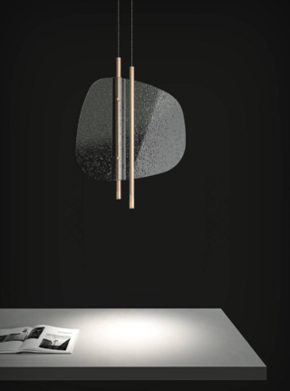 Rappresenta la fusione tra materia e luce la nuova lampada a sospensione Clip di Italamp in cui il vetro abbraccia il metallo diffondendo morbidi riflessi. Inoltre, è dotata di due spot orientati verso il basso, progettati per garantire un’illuminazione mirata e funzionale. Il vetro termoformato è disponibile nelle finiture marrone, grigio ed ametista.  https://www.italamp.com/it - Fuorisalone, Showroom gioiAtelier – Via Melchiorre Gioia 8, Milano.