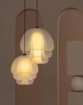 La lampada a sospensione Medusa di Established & Sons è una vera e propria scultura in vetro dalle forme sinuose; il diffusore è realizzato in vetro opalino multistrato, modellato attraverso la tecnica del vetro soffiato nella tradizione muranese. https://establishedandsons.com - Salone del mobile 2026, padiglione 24, Stand D03, D05.