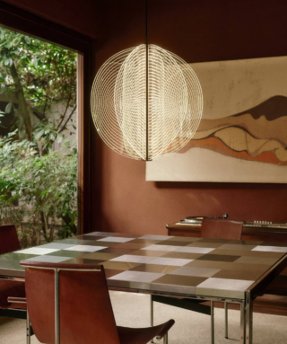 Per celebrare gli 80 anni Stilnovo propone nel suo showroom un percorso espositivo che mette in dialogo le riedizioni storiche e le nuove proposte alla luce del rigore progettuale e della continua evoluzione tecnologica che caratterizzano il marchio. Tra le novità la sospensione Papylia con una forma organica, composta da petali in vetro sovrapposti e contraddistinti da tracce luminose che generano un disegno che si esalta quando la lampada è accesa e che scompare quasi completamente a luce spenta, restituendo piena trasparenza al materiale. La struttura centrale dove alloggiano le sorgenti LED, è realizzata in alluminio in diverse finiture. https://www.stilnovo.com – Fuorisalone, Showroom Stilnovo – Via Giovanni Boccaccio 15A, Milano.