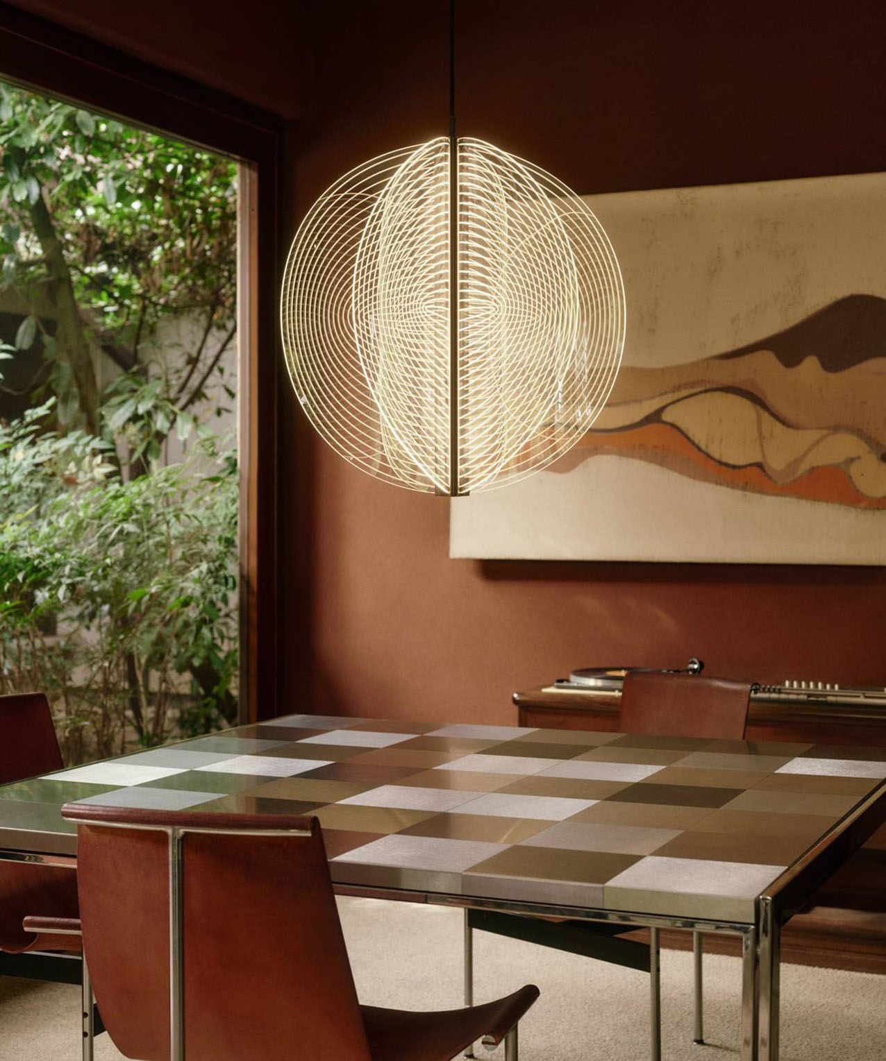 Per celebrare gli 80 anni Stilnovo propone nel suo showroom un percorso espositivo che mette in dialogo le riedizioni storiche e le nuove proposte alla luce del rigore progettuale e della continua evoluzione tecnologica che caratterizzano il marchio. Tra le novità la sospensione Papylia con una forma organica, composta da petali in vetro sovrapposti e contraddistinti da tracce luminose che generano un disegno che si esalta quando la lampada è accesa e che scompare quasi completamente a luce spenta, restituendo piena trasparenza al materiale. La struttura centrale dove alloggiano le sorgenti LED, è realizzata in alluminio in diverse finiture. https://www.stilnovo.com – Fuorisalone, Showroom Stilnovo – Via Giovanni Boccaccio 15A, Milano.