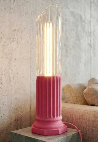 Durante la Milano Design Week, Moroni Gomma presenta la collezione Archeopop di Pot Pot, una serie di colonne di ispirazione classica trasformate in oggetti luminosi e sostenibili. Sono realizzate in PLA bio-based e PETG riciclato tramite stampa 3D di grande formato e integrano una luce interna che ne esalta la traslucenza. Il risultato è una scultura modulare e versatile, che può diventare lampada, elemento d’arredo o installazione. https://www.moronigomma.it – Fuorisalone, Moroso Flagship Store – Via Pontaccio 8/10, Milano.