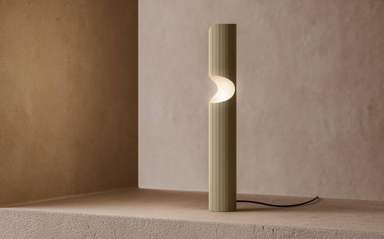 La nuova collezione di lampade Naar di Masiero è caratterizzata da una forma cilindrica e da una struttura con la superficie rigata in ottone, da cui viene irradiato il flusso di luce a Led, in due eleganti finiture verniciate: champagne e terra di Marte. I cilindri sono disponibili in tre lunghezze e con tre differenti tipologie di tagli obliqui alle estremità per dare forma a configurazioni personalizzate. La versione da tavolo ha un taglio che simula uno scavo a scanso che lascia uscire il raggio di luce in modo diffuso.  https://www.masierogroup.com  – Fuorisalone, Showroom Masiero – Via Statuto 16, Milano.