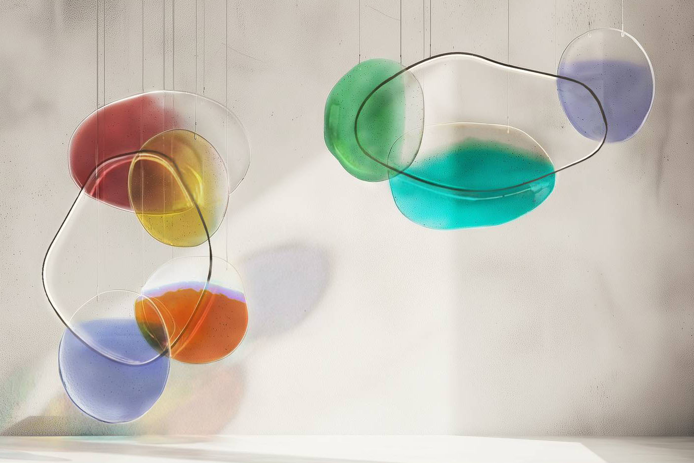 Nelle lampade Crisalide di Draga & Aurel il colore si trasforma in materia grazie alle lastre di vetro trattate con una particolare tecnica di fusione dalla storica fornace muranese Salviati. La leggerezza del vetro colorato permette alla luce di emergere come una presenza viva. https://draga-aurel.com - Salone del mobile 2026, Salone Raritas, padiglione 09,08.