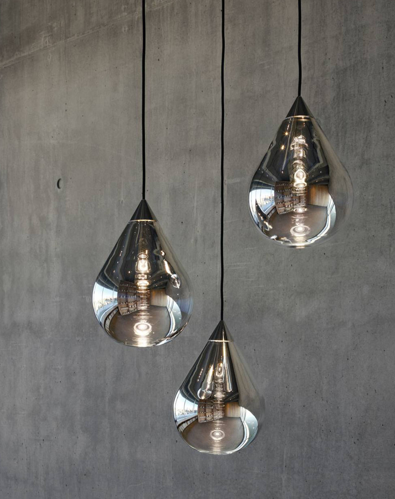 Tom Dixon sceglie uno storico micro-hotel gioiello per presentare le sue nuove lampade tra cui le sospensioni Flare Pendant. La location si trasforma in un ambiente immersivo in cui esplorare materiali e forme.https://www.tomdixon.net – Fuorisalone, The Mua Mua Hotel – Via Aosta 2, Milano.