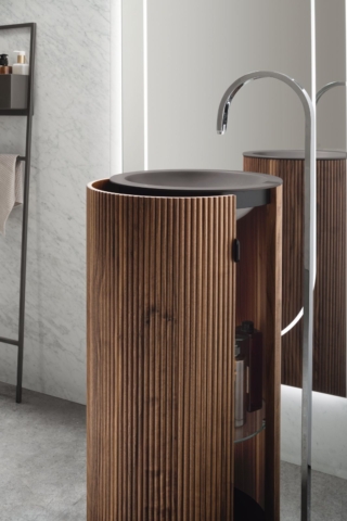 È dotata di ripiani interni la struttura in finitura onda noce o onda laccata del lavabo freestanding Arcom Uniko di Arcom. Il lavabo in teknoril ha finitura bianco o marmo. Misura 40 x H 90 cm. Prezzo del modello in foto 4.097 euro. www.arcombagno.com È dotata di ripiani interni la struttura in finitura onda noce o onda laccata del lavabo freestanding Arcom Uniko di Arcom. Il lavabo in teknoril ha finitura bianco o marmo. Misura 40 x H 90 cm. Prezzo del modello in foto 4.097 euro. www.arcombagno.com