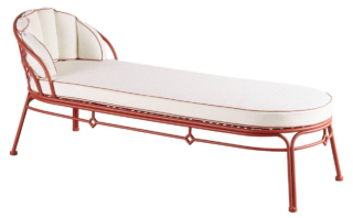 Per celebrare i suoi primi trent’anni di attività, Maisons du Monde svela, in occasione della Milano Design Week, “Moments of Joy” un progetto che invita a riscoprire la casa come luogo di viaggio e meraviglia. In questo contesto verranno presentati 31 prodotti ideati dall’interior designer Sarah Poniatowski e ispirati all'artigianato del Marocco tra cui il lettino outdoor Tamsa in metallo color ruggine con cuscinatura bianca. https://www.maisonsdumonde.com - Fuorisalone, Officine Savona – Via Savona 33-35, Milano.