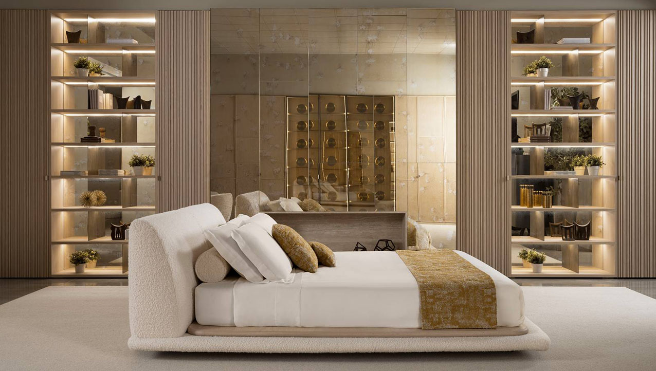 Reinterpreta la tradizione giapponese il letto Futon di Conte Casa che richiama l’essenzialità e l’equilibrio del futon originale con il materasso appoggiato direttamente "al suolo", simbolo di armonia e semplicità. La testiera riccamente imbottita e rivestita in tessuto amplifica il piacere tattile e il comfort. https://www.contecasa.it – Fuorisalone, Casa Conte – Via Montenapoleone 18, Milano.