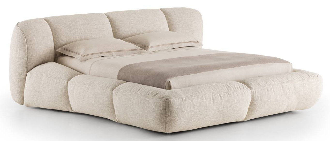 Forme piene e avvolgenti per il letto Orma di Flou che è caratterizzato dalla tesata che si fonde con la base. Le proporzioni importanti e le imbottiture generose lo rendono estremamente confortevole. Il rivestimento, disponibile in tessuto o pelle, esalta la morbidezza dei volumi ed è completamente sfoderabile. Inoltre, la base è progettata per accogliere la rete in otto diverse posizioni per personalizzare  il riposo.  https://www.flou.it - Salone del mobile 2026, padiglione 11, Stand A15, B12.