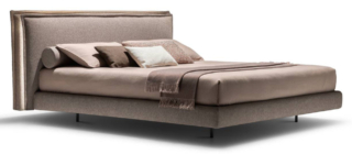 Nel letto Panama di Twils la testiera è protagonista grazie al doppio profilo che crea un gioco di luci e ombre in grado di dare vita ad una profondità che di fatto non c'è, come la quinta di un teatro. La generosa falda che ne contorna il profilo genera una sorta di canale che si presta a contenere il proprio telefono, un libro, l'orologio e tutto ciò che amiamo avere vicino a noi; inoltre, è possibile   inserire un'illuminazione LED che enfatizza il volume del letto. https://www.twils.it - Salone del mobile 2026, padiglione 11, Stand M10.