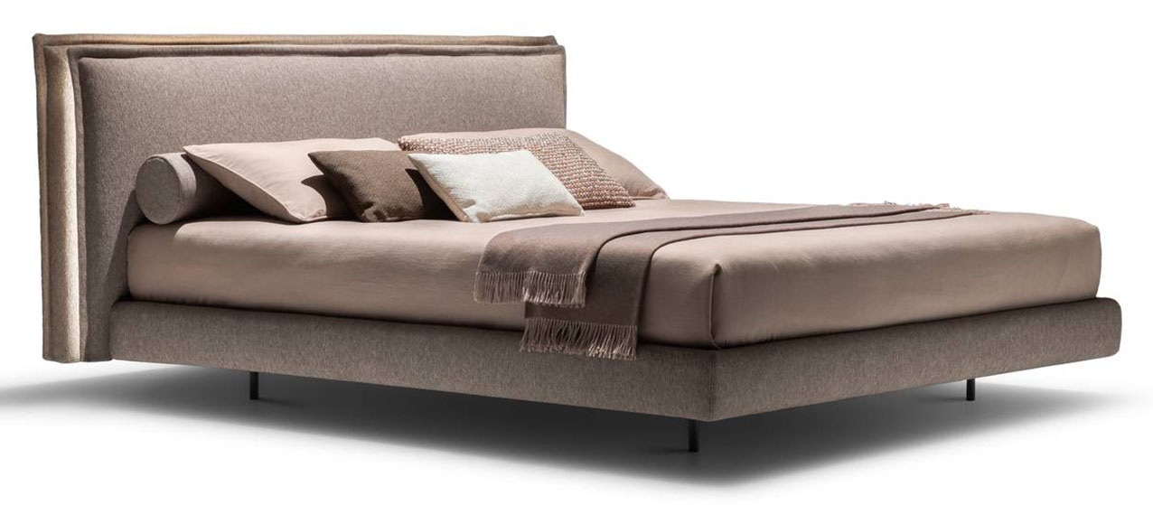 Nel letto Panama di Twils la testiera è protagonista grazie al doppio profilo che crea un gioco di luci e ombre in grado di dare vita ad una profondità che di fatto non c'è, come la quinta di un teatro. La generosa falda che ne contorna il profilo genera una sorta di canale che si presta a contenere il proprio telefono, un libro, l'orologio e tutto ciò che amiamo avere vicino a noi; inoltre, è possibile   inserire un'illuminazione LED che enfatizza il volume del letto. https://www.twils.it - Salone del mobile 2026, padiglione 11, Stand M10.