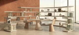 La libreria Air Roundy di Lago ha un'insolita forma curva ed è composta da una serie di mensole, nelle finiture laccato Havana e Tortora, sostenute dal vetro che sembrano fluttuare nello spazio. Le curvature con raggi differenti permettono di dare vita a soluzioni di dimensioni diverse.   https://www.lago.it - Salone del mobile 2026, padiglione 24, Stand D06, D08.