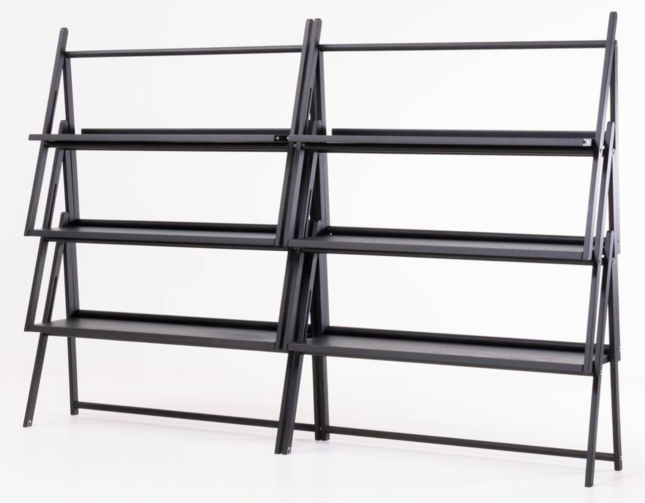 La libreria modulare Castello di Nagano Interior è composta da elementi pieghevoli in rovere che possono essere utilizzati singolarmente o combinati tra loro; può essere posizionata sia a parete sia a centro stanza. https://nagano-interior.co.jp - Salone del mobile 2026, padiglione 14, Stand E40.