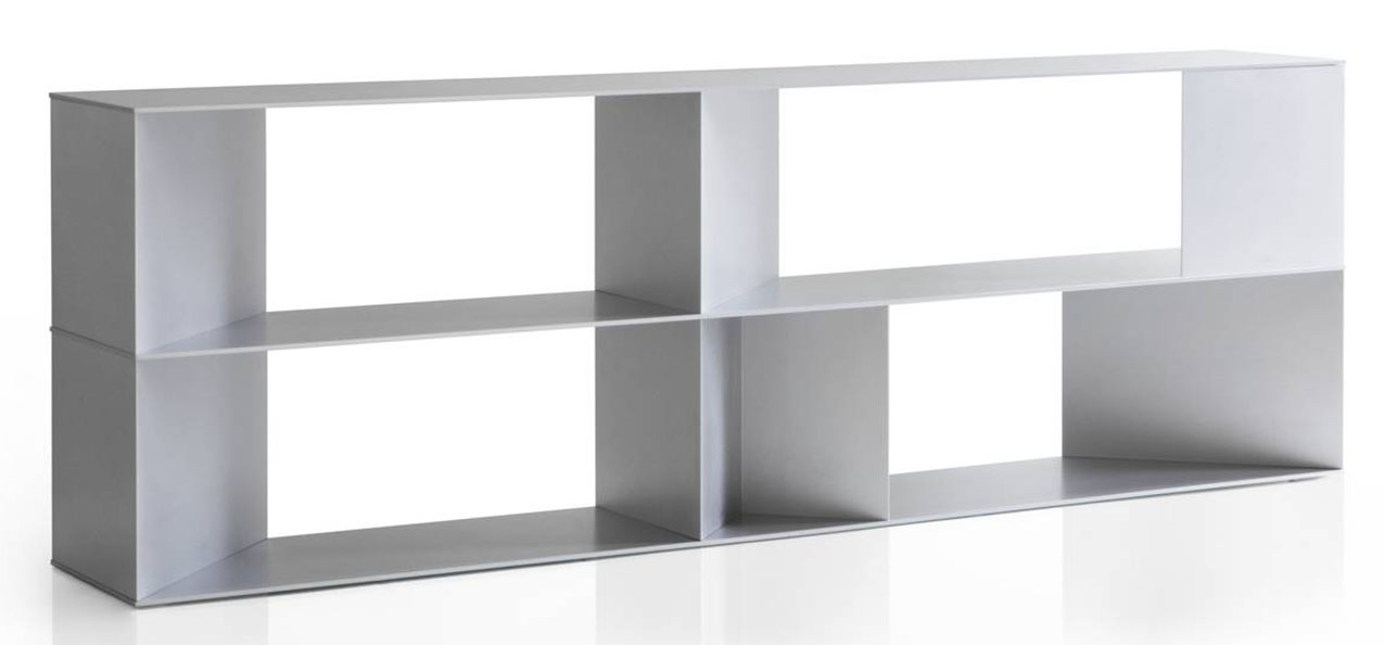 La libreria Ryo di Porro è composta da lunghi piani di appoggio, sorretti da elementi portanti triangolari orientabili ottenuti dalla piegatura di una singola lastra di alluminio, che la trasformano in un elemento scultoreo. Le superfici sono dotate di una finitura protettiva quasi invisibile, che preserva la texture grezza e il carattere naturale del materiale. https://www.porro.com - Salone del mobile 2026, padiglione 11, Stand D15, E18.