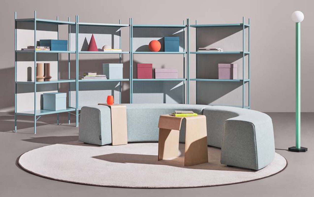 Le librerie del sistema ETHEA di Manerba sono modulari e configurabili in base alle esigenze. La sottile struttura in metallo tubolare a sezione rotonda le rende poco ingombranti e permette di dare vita a composizioni lineari o curvilinee, con i ripiani a vista o con contenitori e divisori. Sono disponibili in tre altezze e due lunghezze. https://manerbaspa.com - Fuorisalone, Showroom Manerba – Piazza San Simpliciano, Milano.