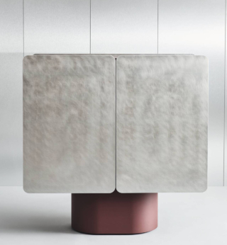 La madia Admira di Gallotti&Radice è realizzata con tecniche artigianali in vetro impreziosito dall'applicazione di fogli di alluminio: il vetro non è solo una materia, ma il filo conduttore di una visione che attraversa gli oltre settant’anni di storia dell'azienda. https://www.gallottiradice.it – Salone del Mobile 2026, padiglione 09, Stand B09,C12.