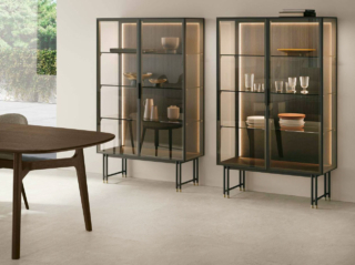La madia Joyce di Tomasella abbina una sottile struttura in metallo alle ante in vetro trasparente che la trasformano in una vetrina in cui esporre stoviglie e oggetti da collezione. https://www.tomasella.it - Salone del mobile 2026, padiglione 07, Stand C02, D02.