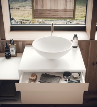È in Solid Surface bianco il mobile sospeso Infinity 5 di Planit dalle linee essenziali. Ha profilo sottile da 12 mm e apertura a gola con taglio a 45°. Misura L 60 x P 53 x H 43 cm. Prezzo 1.688 euro. www.planit.it È in Solid Surface bianco il mobile sospeso Infinity 5 di Planit dalle linee essenziali. Ha profilo sottile da 12 mm e apertura a gola con taglio a 45°. Misura L 60 x P 53 x H 43 cm. Prezzo 1.688 euro. www.planit.it