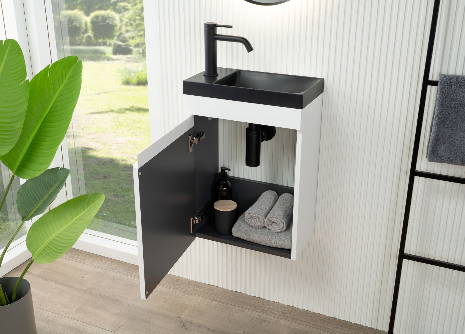 Il mobile lavabo sospeso bianco opaco rivea Dia di Reuter con lavamani Picabo in minerale compatto nero opaco è dotato di un’anta. Misura L 40 x P 22 x H 47,2 cm. Prezzo 317,40 euro. www.reuter.com Il mobile lavabo sospeso bianco opaco rivea Dia di Reuter con lavamani Picabo in minerale compatto nero opaco è dotato di un’anta. Misura L 40 x P 22 x H 47,2 cm. Prezzo 317,40 euro. www.reuter.com